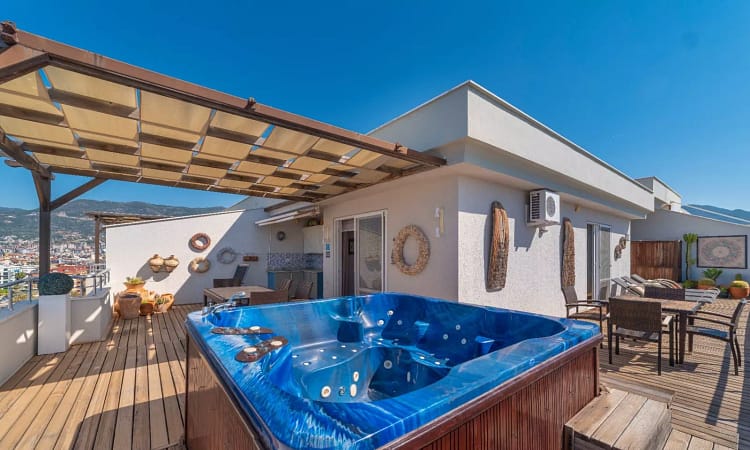 Upper floor terrace's jacuzzi of the penthouse