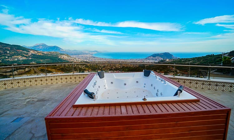 outdoor jacuzzi and sea view
